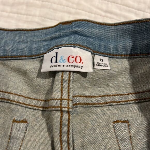 D & Co Denim + Company light wash jean shorts size 12 - Picture 3 of 9